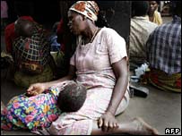 Một em bé nhiễm HIV cùng người thân