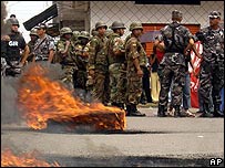 Soldados equatorianos em patrulha