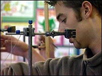 Aluno de ciências faz experiência em sala de aula