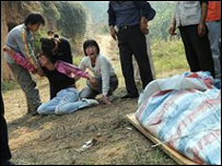 Người thân đang than khóc bên cạnh thi thể các nạn nhân (ảnh AFP)