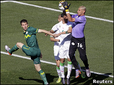 الشاوشي يلتقط كرة عرضية