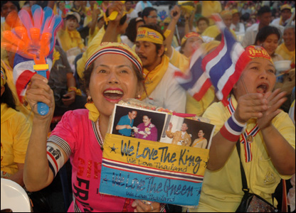 Một người biểu tình ăn mừng