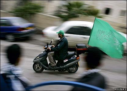 Motorsikletli Hamas destekçisi, El Fetih taraftarlarının önünden geçiyor