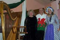 Y delynores  Gwyneth Evans gyda John Williams, cadeirydd y Gymdeithas, a Nerys Haqq, unawdydd.