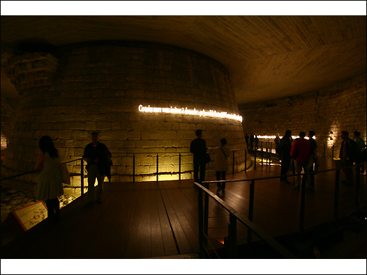 原本是國王宮殿的羅浮宮，其地下室依然保留了部分中世紀時期的城牆。