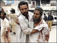 Hospitais de Peshawar receberam dezenas de feridos