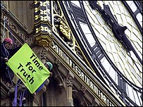Ativistas escalam o Big Ben, em Londres