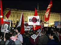 बुधवार रात बकिंघम पैलेस के बाहर प्रदर्शनकारी