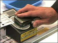 Nhiều người Nhật quen dùng ĐTDĐ trả phí đi tàu