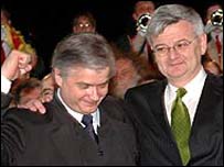 O ministro das Relações Exteriores da Polônia, Wlodzimierz Cimoszewicz e da Alemanha, Joschka Fischer, na fronteira entre os dios países.