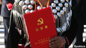 十八十八大闭幕后一位少数民族代表手持选票夹走出人民大会堂