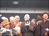 Hòa thượng Thích Quảng Độ (cầm loa) trong một lần cứu trợ dân khiếu kiện