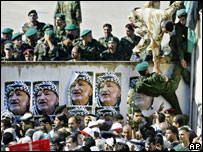 Soldados e populares se aglomeram para receber o corpo de Arafat em Ramallah