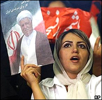 Mulher segura pôster de Rafsanjani