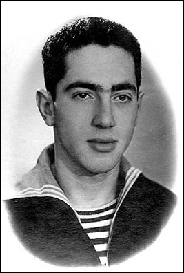 "Позади пять с половиной лет, молодой штурман позирует для выпускного альбома."