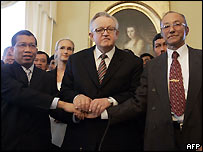 Hamid Awaluddin, Martti Ahtisaari e Malik Mahmud