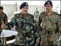 General Niaz Khattak (à esquerda) comandou operação de resgate