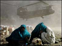 भूकंप प्रभावित इलाक़ों में हेलिकॉप्टर