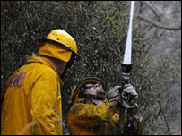 Lính cứu hỏa đang cố gắng chữa cháy