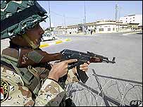 Necef'te Iraklı güvenlik görevlisi