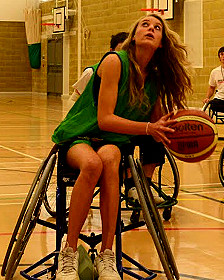 Nik, jugando al baloncesto en silla de ruedas en Bristol
