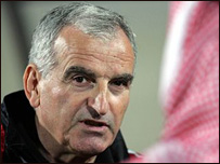 Ông Dzemaludin Musovic nhận thẻ đỏ sau khi cãi trọng tài