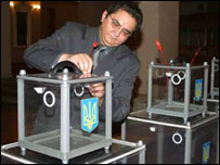 Скриньки для голосування (фото УНІАН)