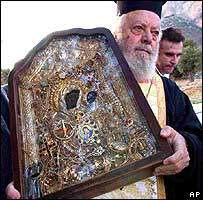 Padre ortodoxo carrega imagem da Virgem Maria roubada em agosto