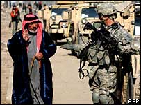 Soldado dos Estados Unidos saúda morador de Bagdá