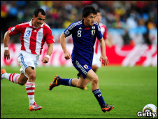 ماتسوي(يمين) يحاول المرور