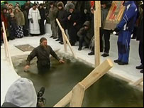 Padre russo em lago gelado