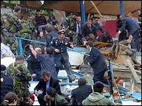 تصوير محل انفجار