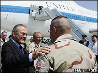 डोमाल्ड रम्सफ़ेल्ड अमरीकी सैनिकों के साथ