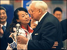 Thượng nghị sĩ Christian Poncelet trao bức thư của TT Pháp cho cô Kim Tinh