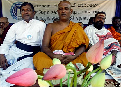 Một nhà sư (ở giữa) và các đại diện người Hồi giáo (trái)  và Hindu (phải) trong một cuộc biểu tình tại Colombo.