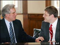 O presidente uruguaio, Tabaré Vázquez, e o representante do governo americano, Everett Eissenstat