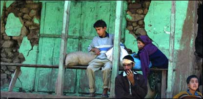 امدادی سامان ملنے کے بعد گھر کی طرف جانے کا انتظار