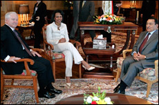 از راست به چپ: حسنی مبارک ،کاندولیزا رایس و رابرت گیتس