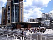 鲍尔蒂克现代艺术中心是在2002年启用的