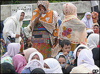 Dân làng Tanyong Limo chặn một con đường