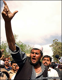 اجتماع هواداران دادستان کل افغانستان در برابر تلویزیون طلوع