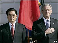 O presidente chinês Hu Jintao e o americano George W. Bush