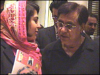 سينگ در کنار يکی از علاقه مندان آوازش در کابل