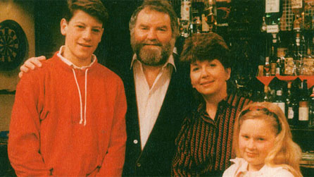 Huw Ceredig  gyda'i 'deulu' yn Pobol y Cwm