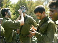 İsrail askerleri kamuflaj yaparken