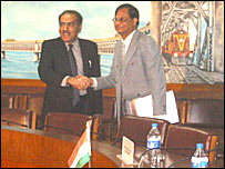 दोनों देशों के अधिकारी