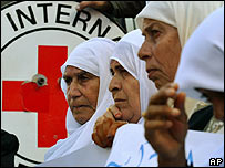 تظاهرات در جلوی دفتر هلال احمر در غزه 