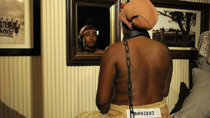 актриса, изображающая рабыню