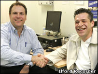 Chris Britt e Mark Gurrieri. Foto: Ilford Recorder. 