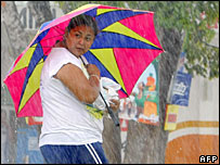 Moradora de Chetumal, no México, se prepara para a chegada do furacão Dean